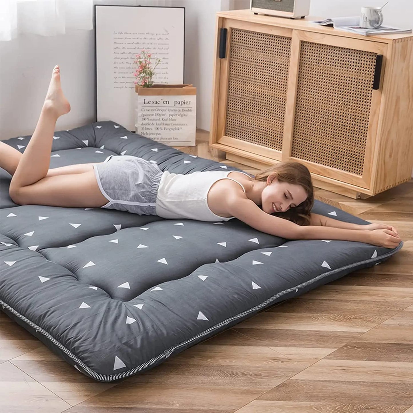 MAXYOYO Japanese Floor Mattress Futon Mattress, Roll Up Dormitory Mattress, Triangle Printed