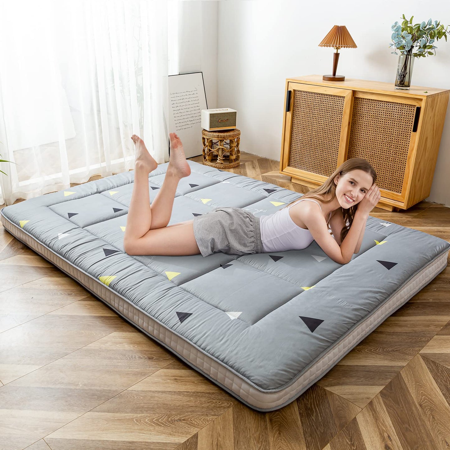 MAXYOYO Extra Thick Padded Japanese Floor Mattress, Roll Up Futon Mattress, Grey Triangle Printed